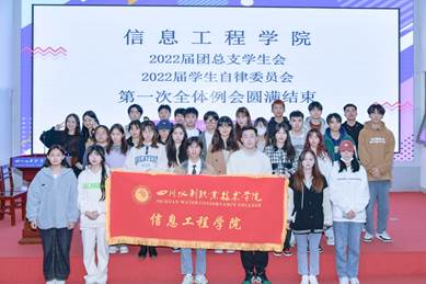 一群人站在台上 中度可信度描述已自动生成