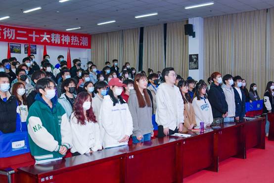 一群人站在台上 中度可信度描述已自动生成